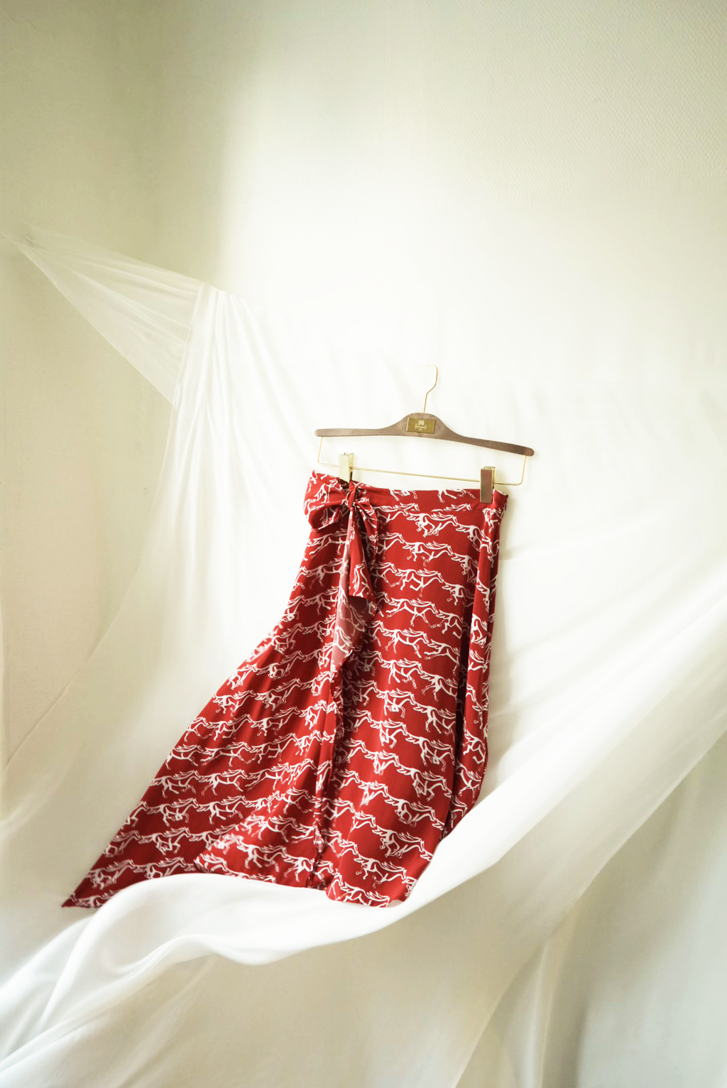 jupe asymétrique imprimée en édition limitée Année du Cheval, longueur genou